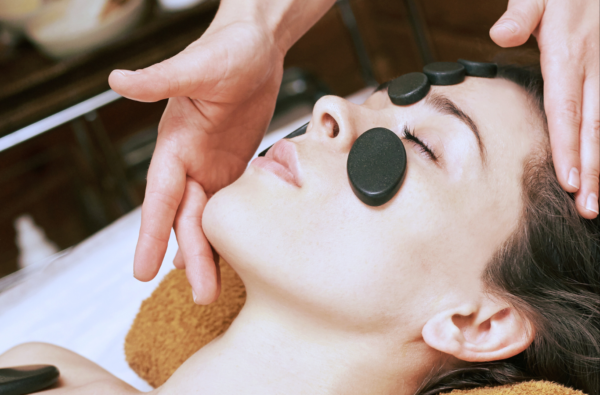 Facial masaje relajante piedras calientes / toallas